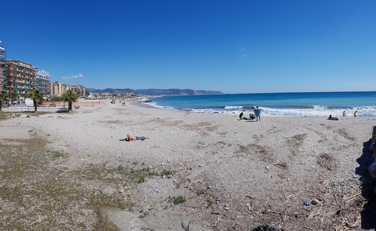 Foto af Spiaggia di Borghetto med grå fin sten overflade