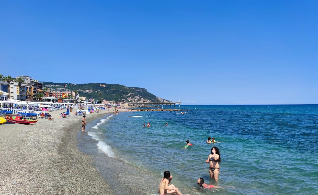 Foto af Spiaggia di Don Giovanni Bado med grå sand overflade