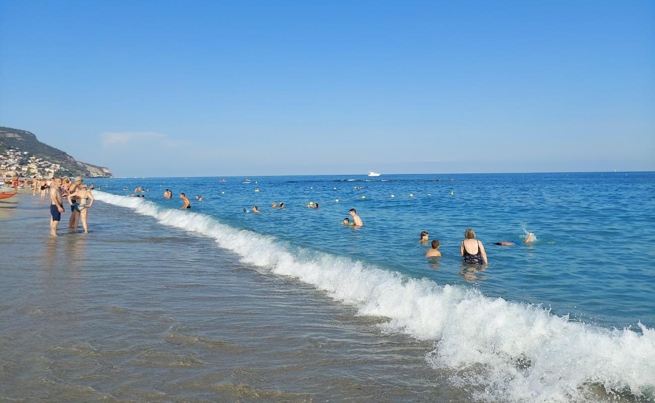 Foto af Spiaggia di Borgio med grå fin sten overflade