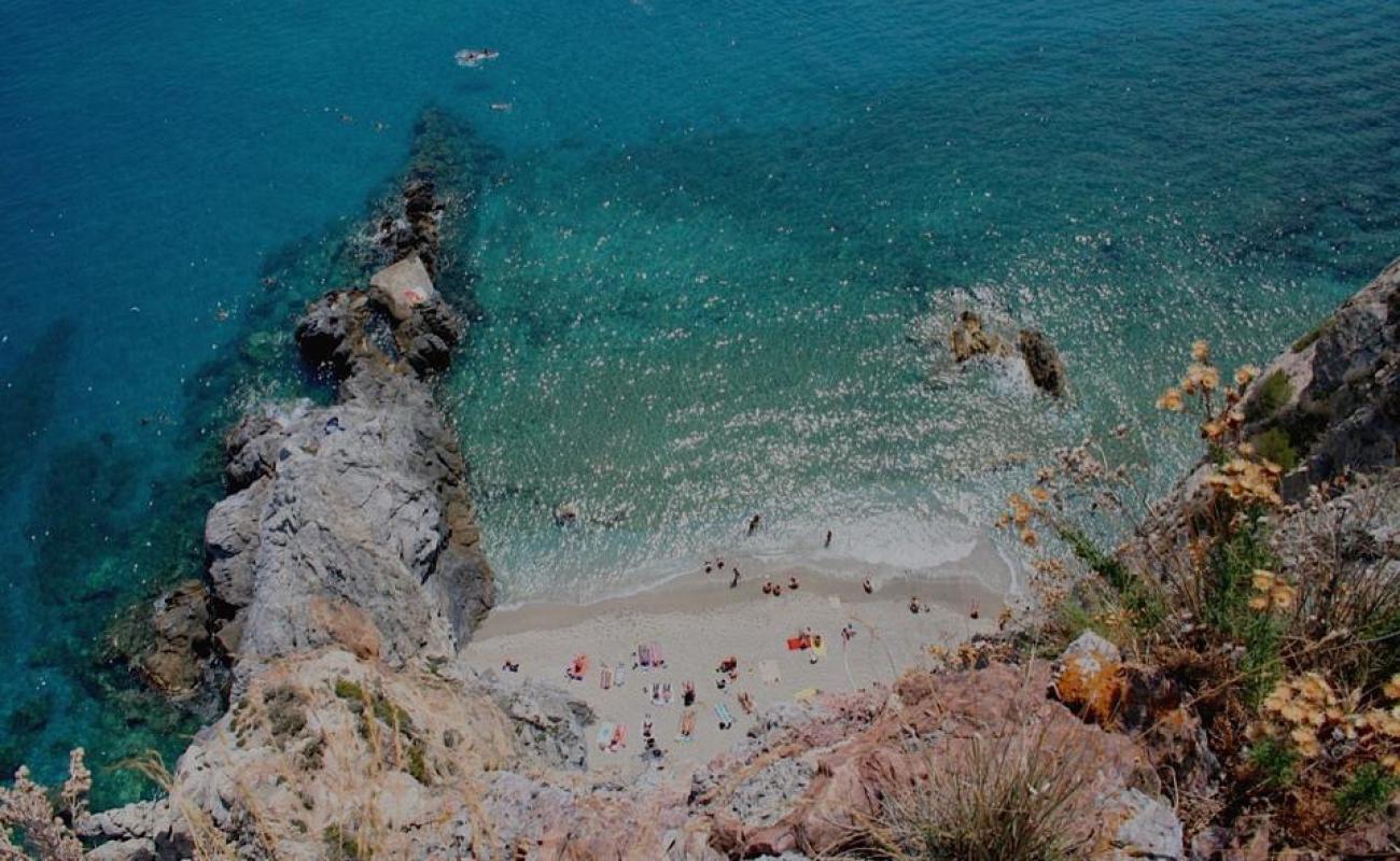 Foto af Spiaggia di Punta Crena med grå fin sten overflade