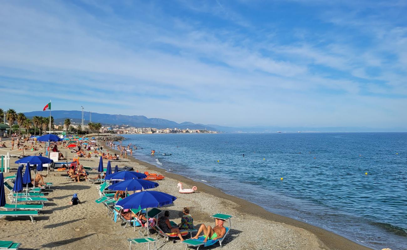 Foto af Spiaggia di Zinola med lys sand overflade