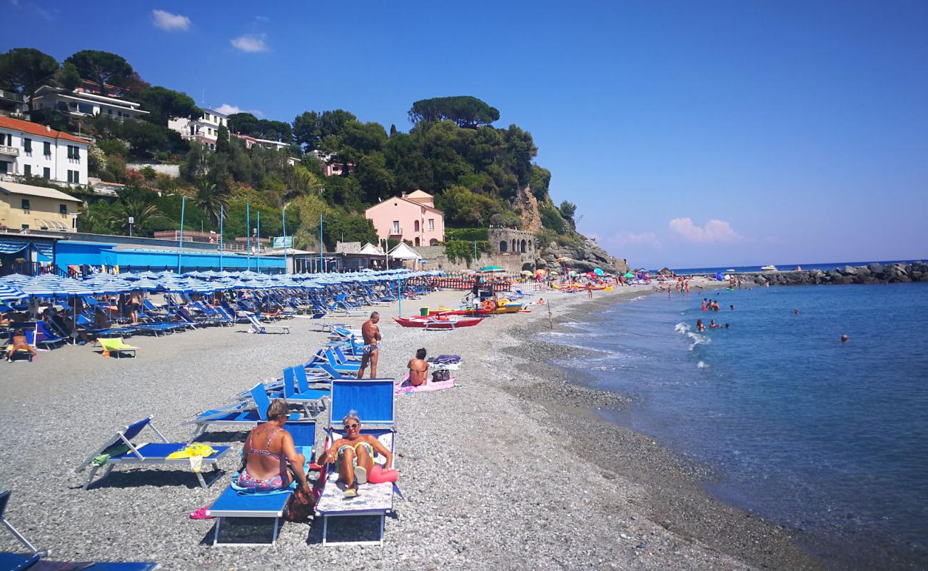 Foto af L'Ultima Spiaggia med gråt sand og småsten overflade