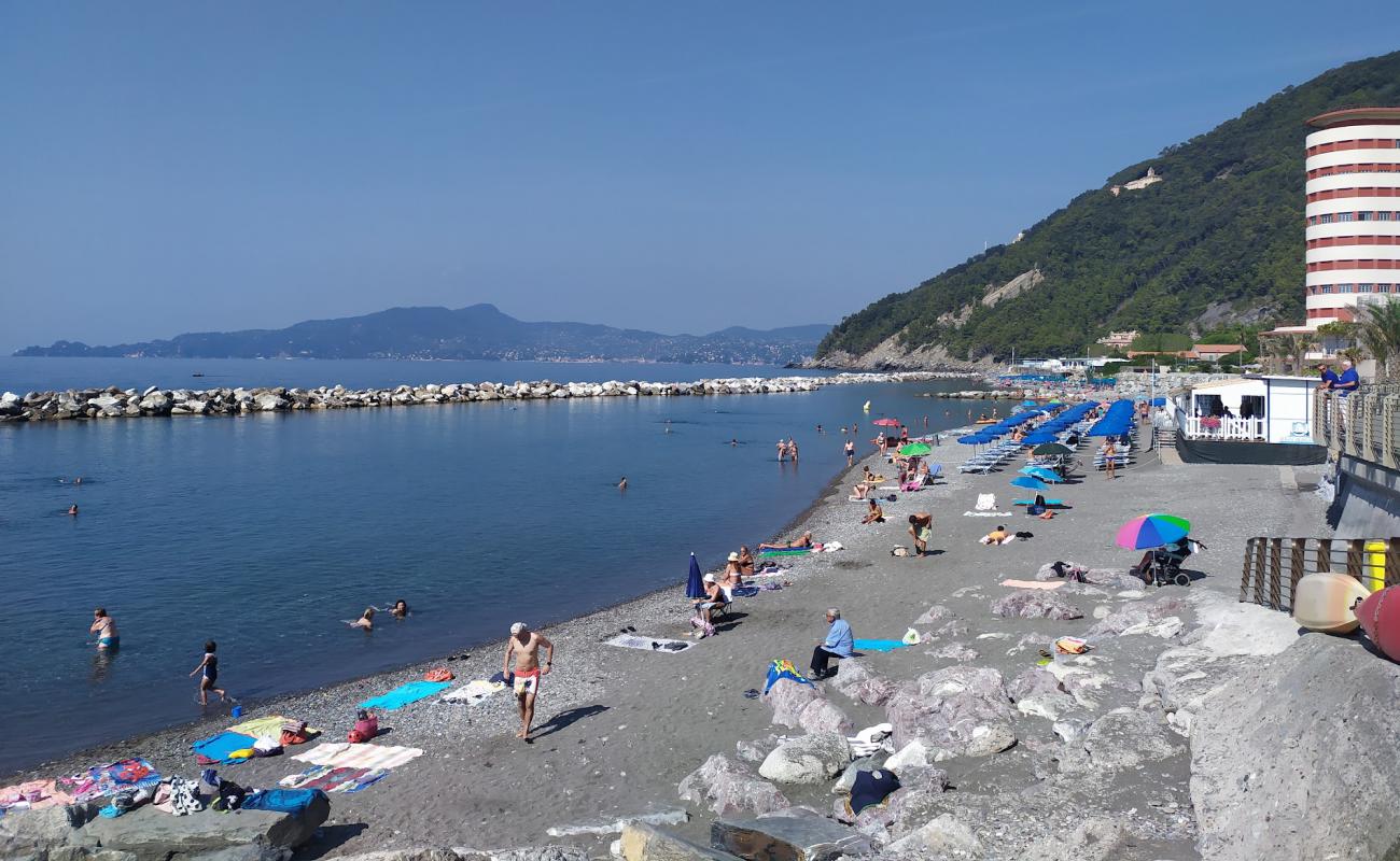 Foto af La spiaggia di Preli a Chiavari med gråt sand og småsten overflade