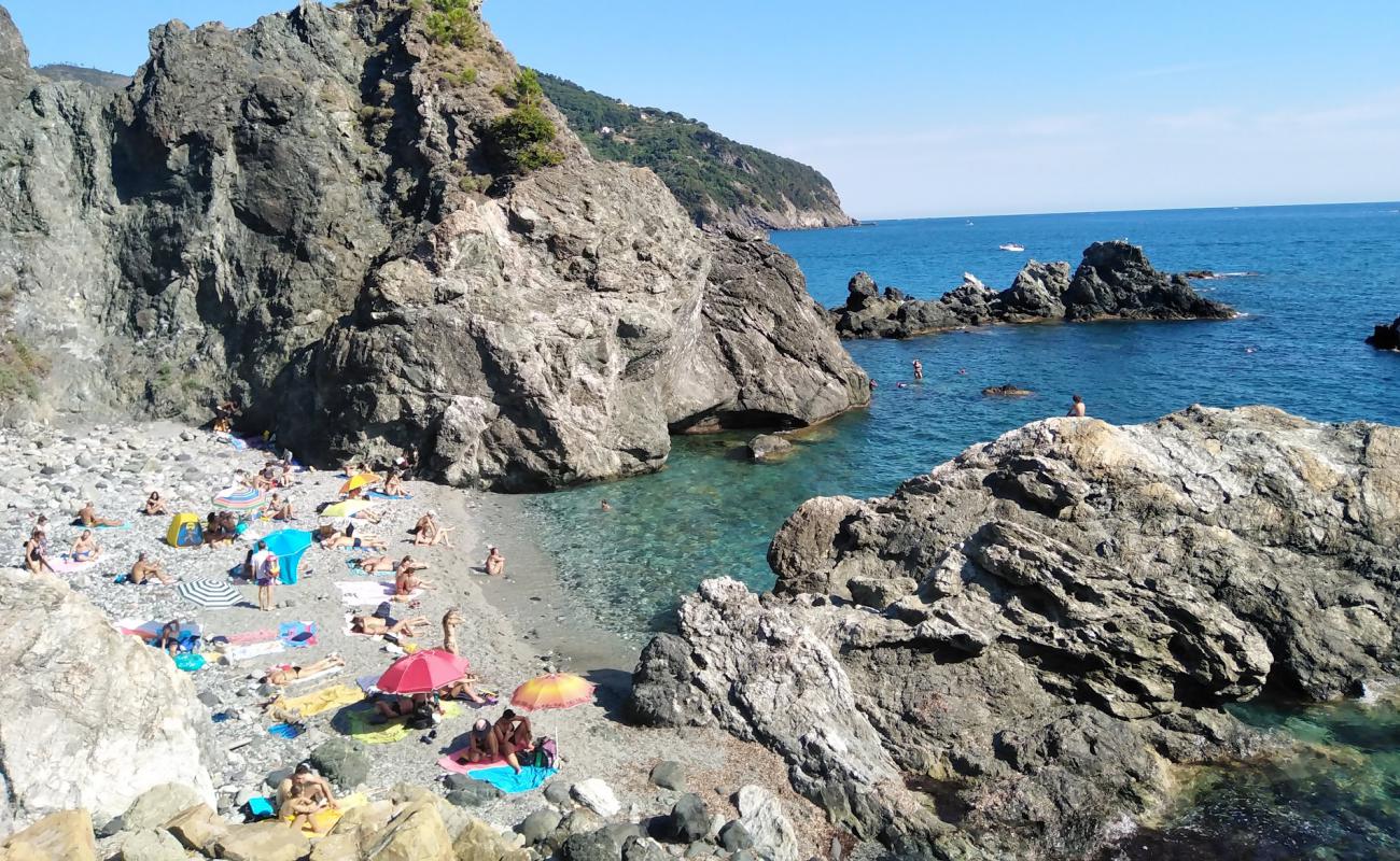 Foto af La Ciclopedonale Maremonti Spiaggia med grå sten overflade