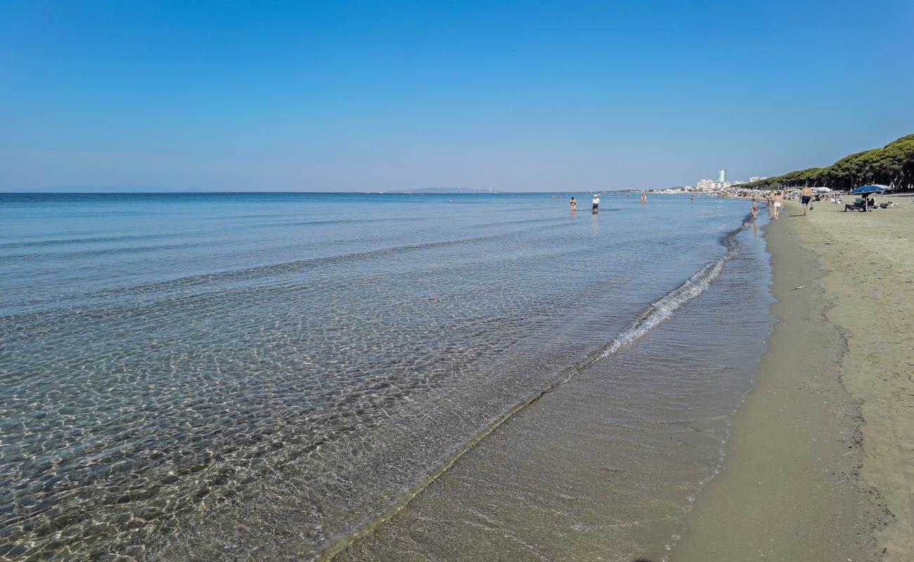 Foto af Spiaggia libera Colonia Marina med lys sand overflade