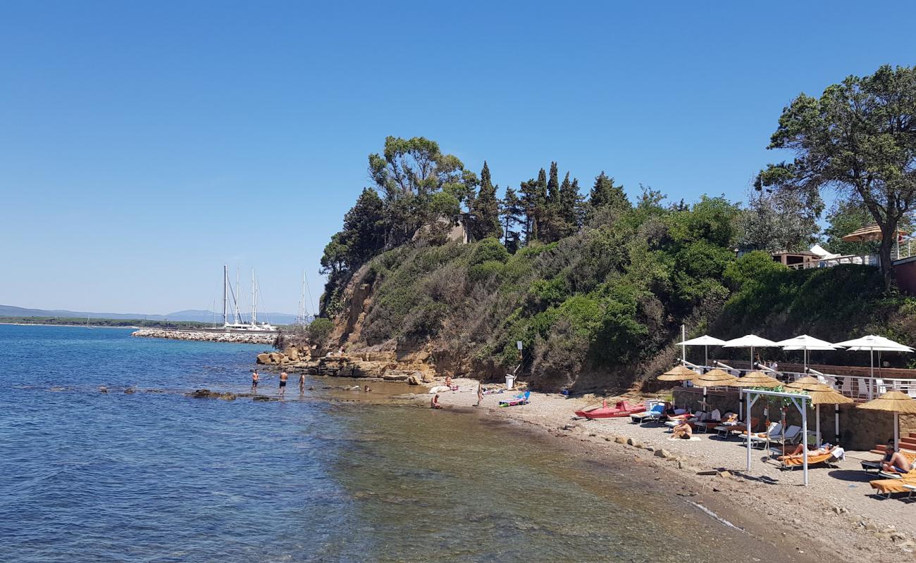 Foto af Cala Felice med gråt sand og sten overflade