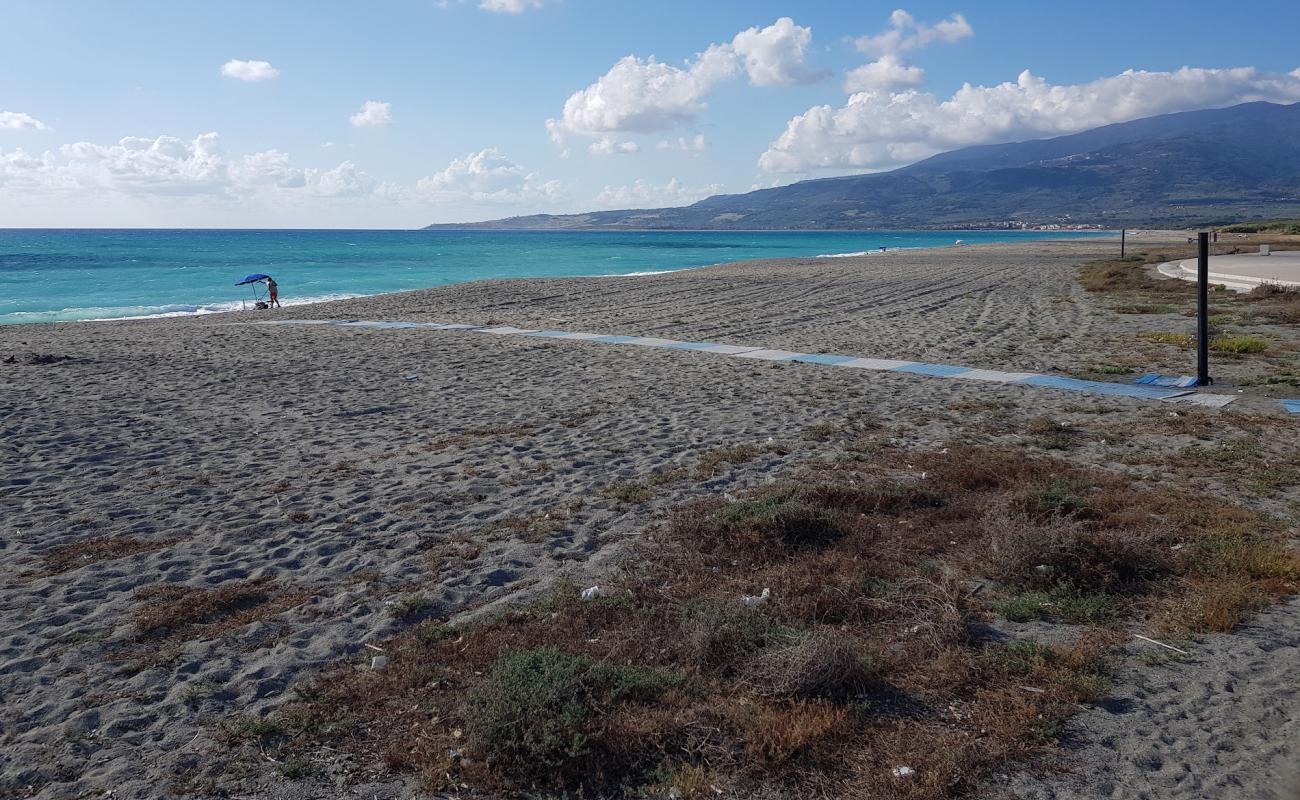 Foto af Spiaggia Ginepri med gråt sand og småsten overflade