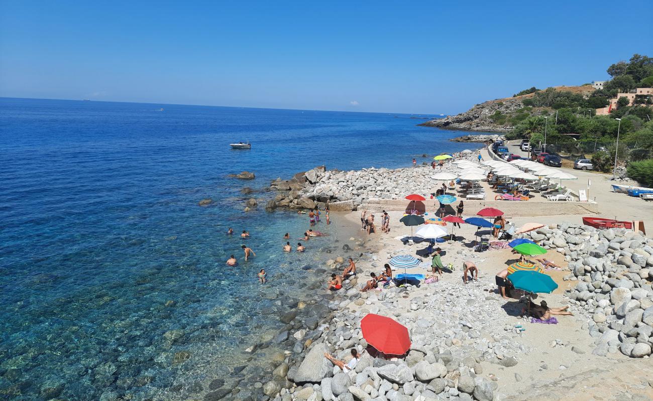 Foto af Spiaggia di Coccorino med lyst sand & sten overflade