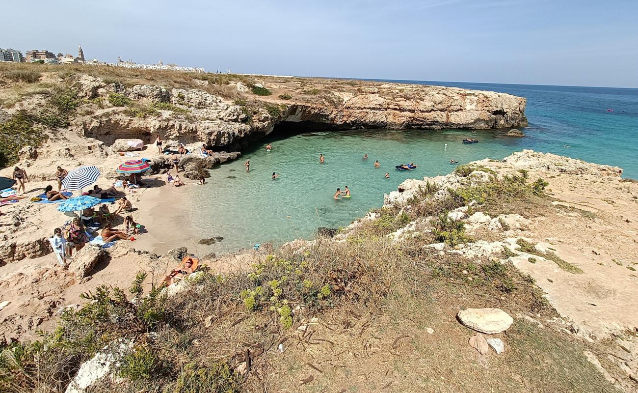 Foto af Spiaggia di Porto Verde med lys sand overflade