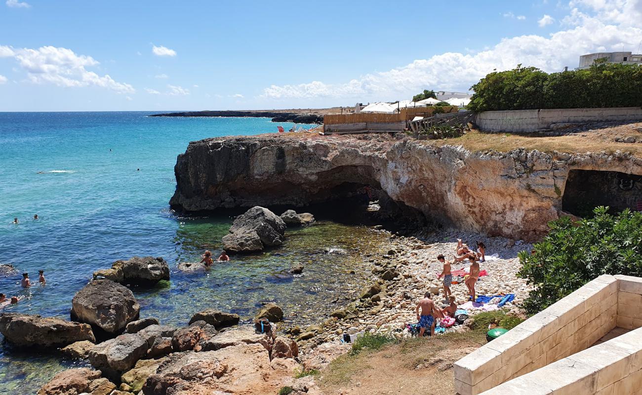 Foto af Spiaggia di Cala Cozze med sten overflade