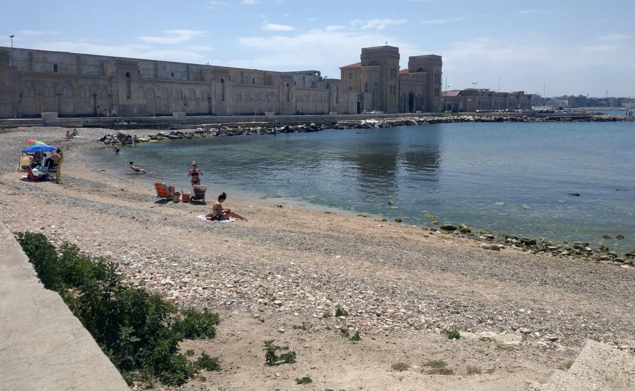 Foto af Spiaggia Libera Lungomare Starita med grå sten overflade