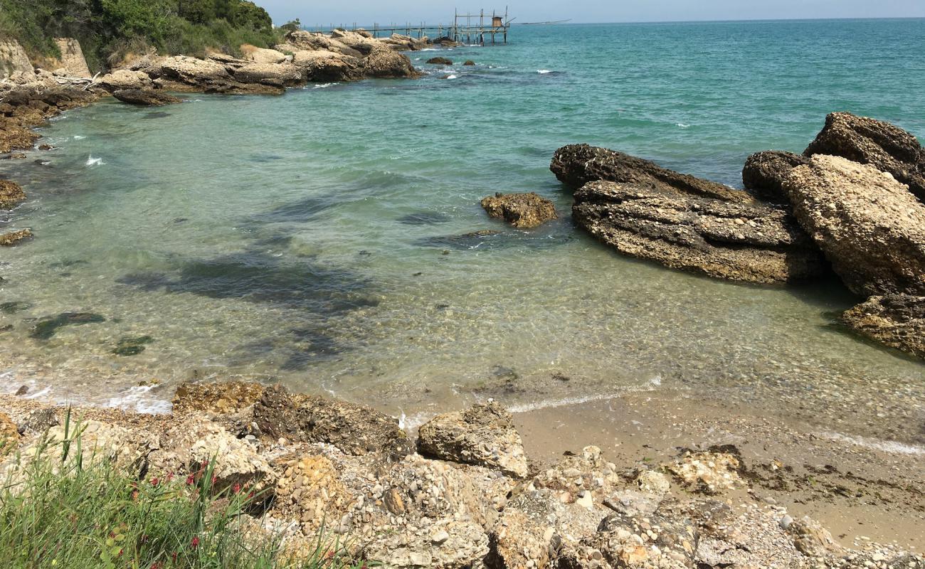 Foto af Spiaggia di Torricella med lyst sand & sten overflade