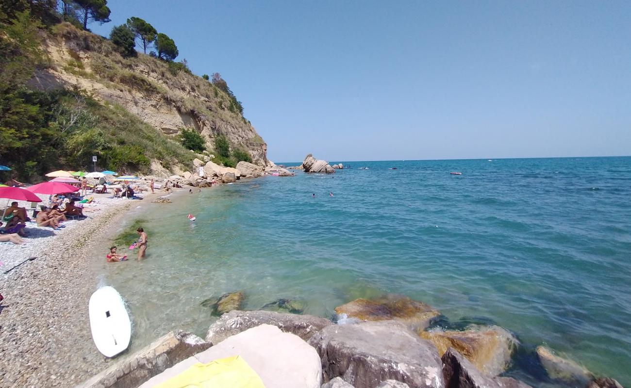 Foto af Spiaggia di Punta Acquabella med grå sten overflade