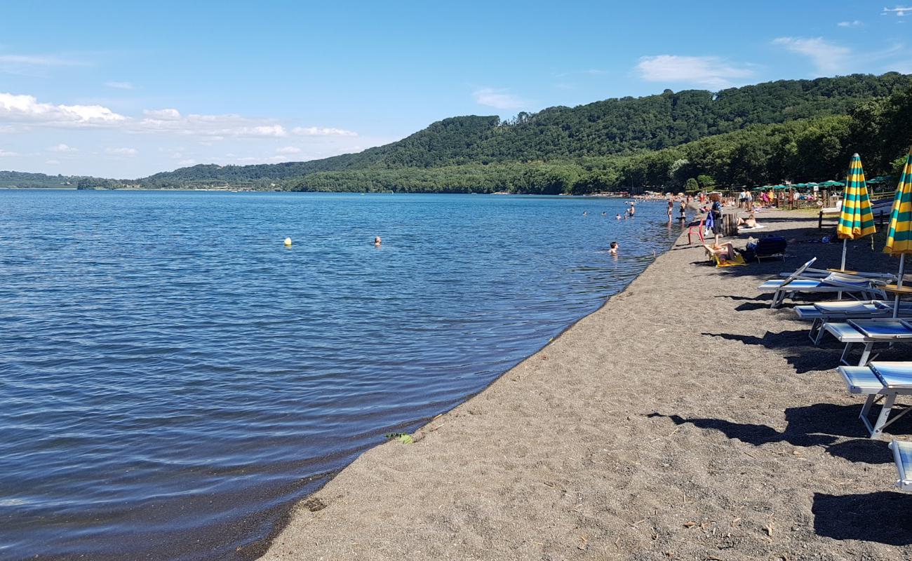 Foto af Spiaggia del Riva Verde Stabilimento med grå sand overflade