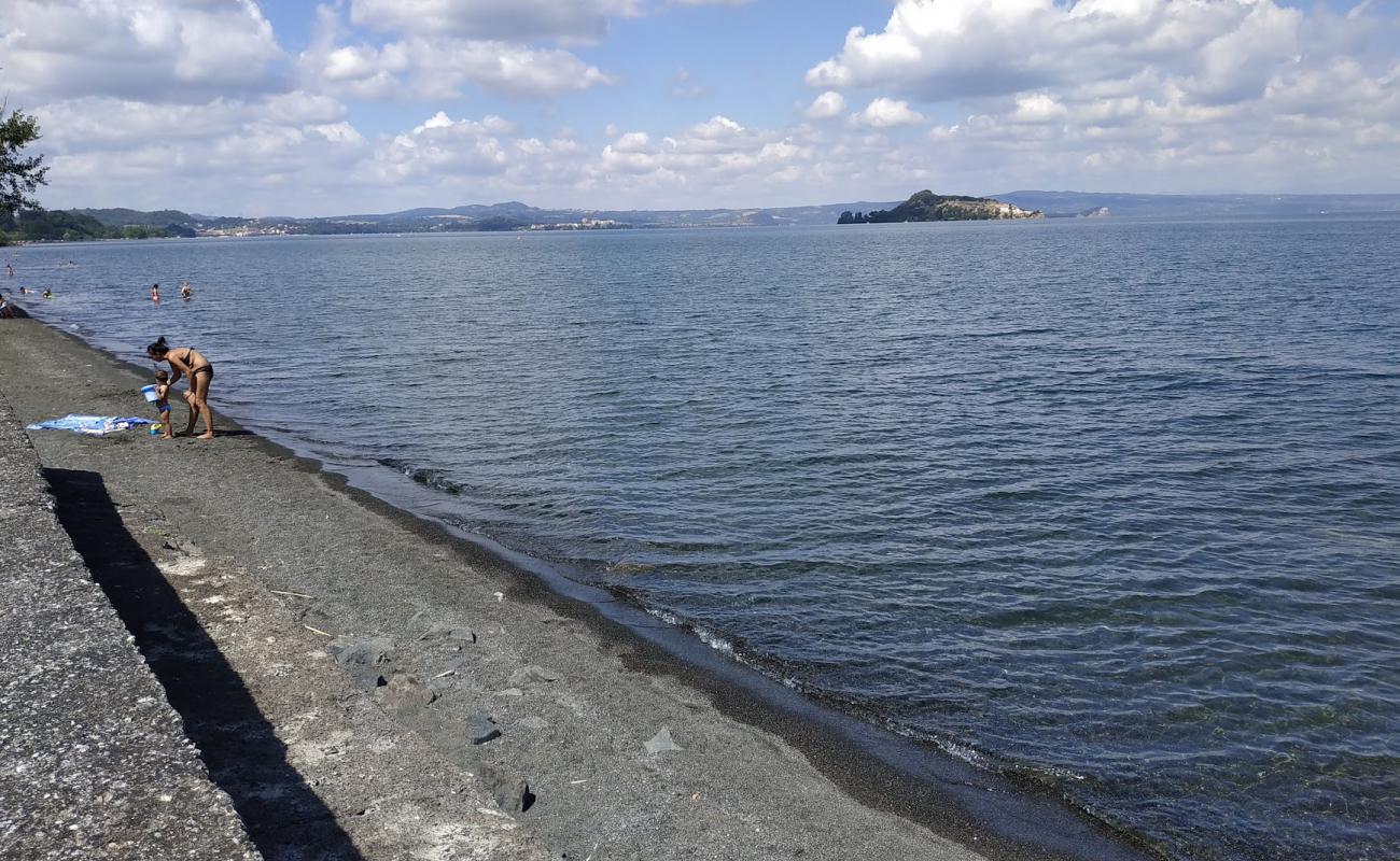 Foto af Spiaggia di Montefiascone med grå sand overflade