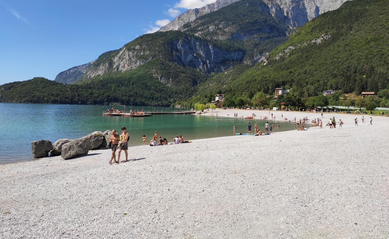 Foto af Spiaggia Piscine di Molveno med grå fin sten overflade