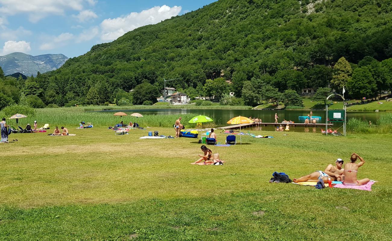 Foto af Spiaggia di Lago di Lagolo med #131 overflade