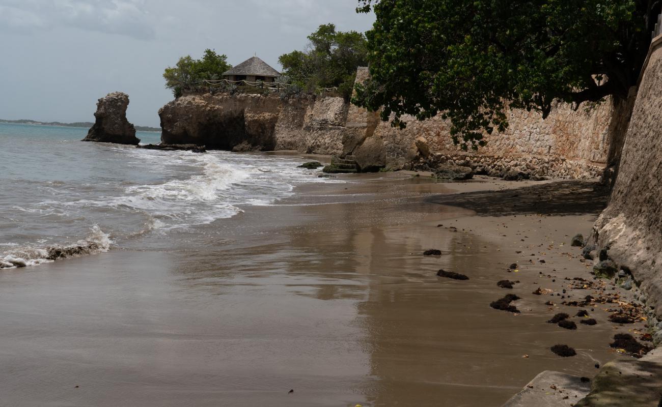 Foto af Fort Charles Beach med lys sand overflade