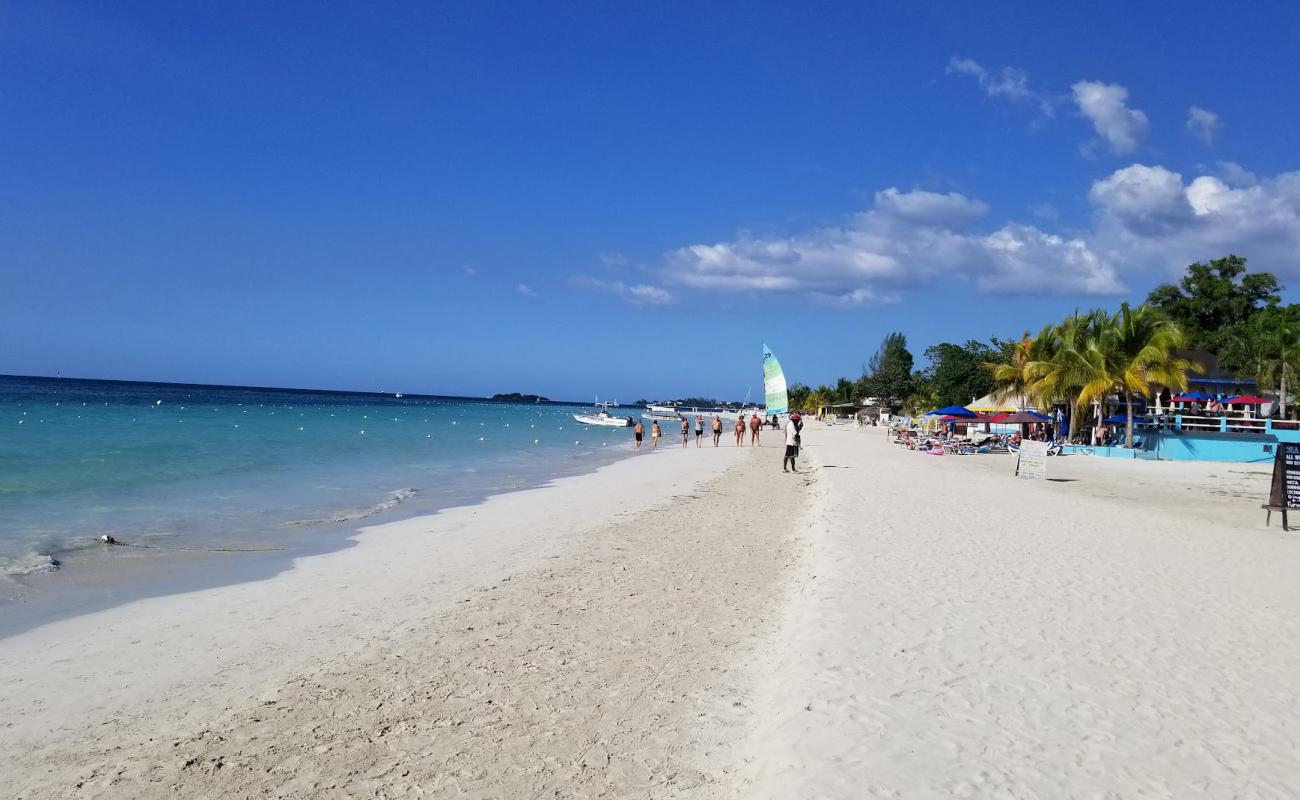 Foto af Norman Manley Beach med lys fint sand overflade