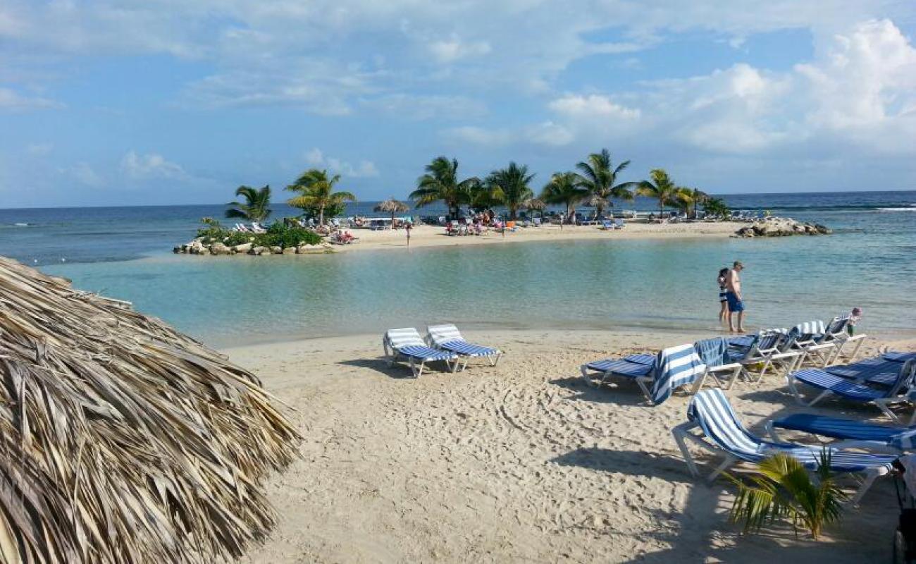 Foto af Holiday Inn Montego Bay Strand med lys sand overflade