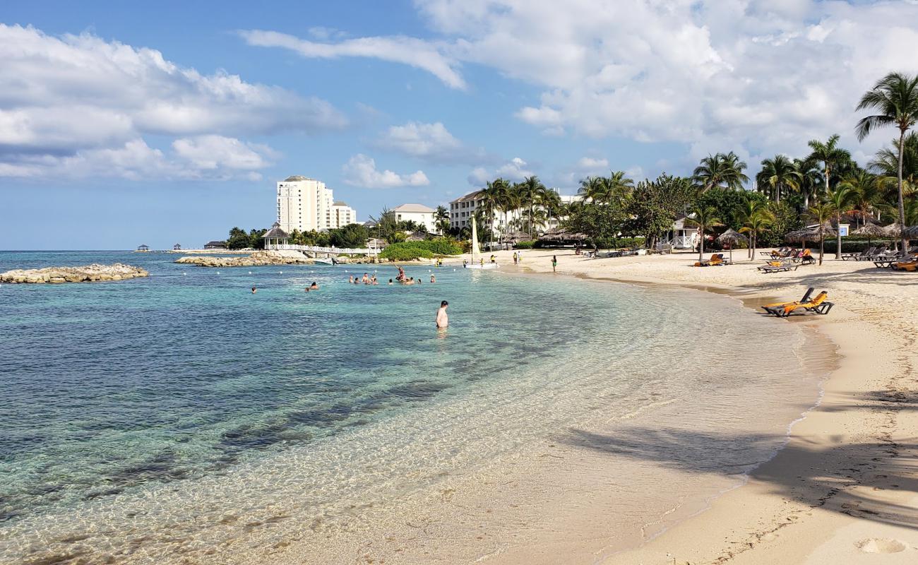 Foto af Hyatt Zilara Strand med lys sand overflade