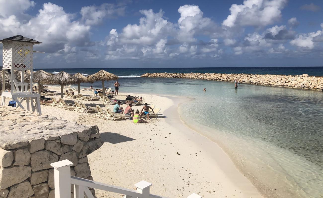 Foto af Bahia Principe Runaway Bay Strand med lys sand overflade