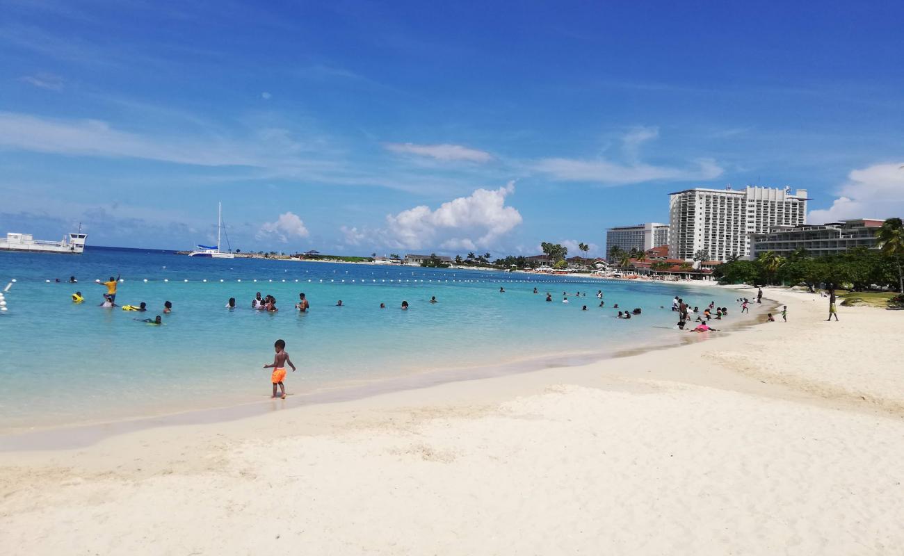 Foto af Ocho Rios Bay Strand med lys fint sand overflade