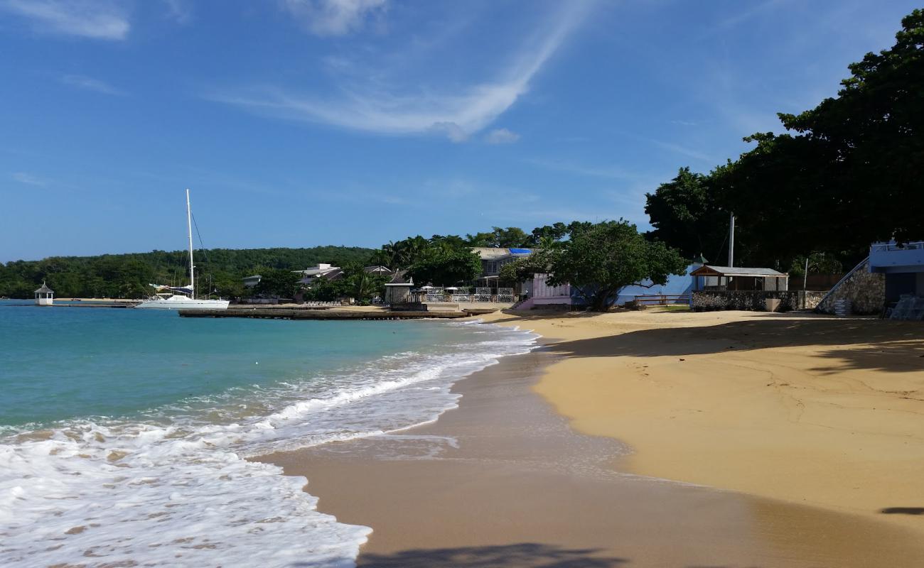 Foto af Shaw Park Beach med lys fint sand overflade