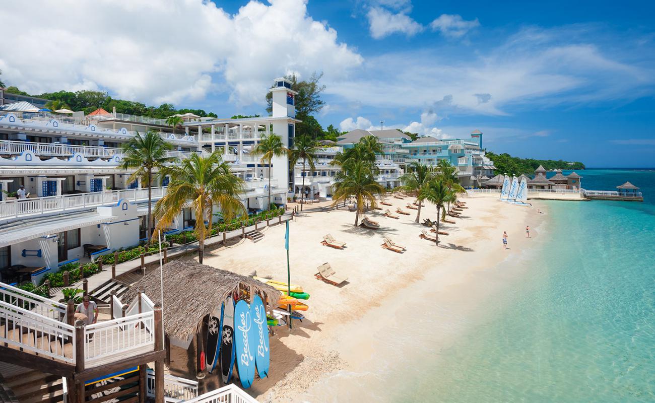 Foto af Ocho Rios med lys fint sand overflade