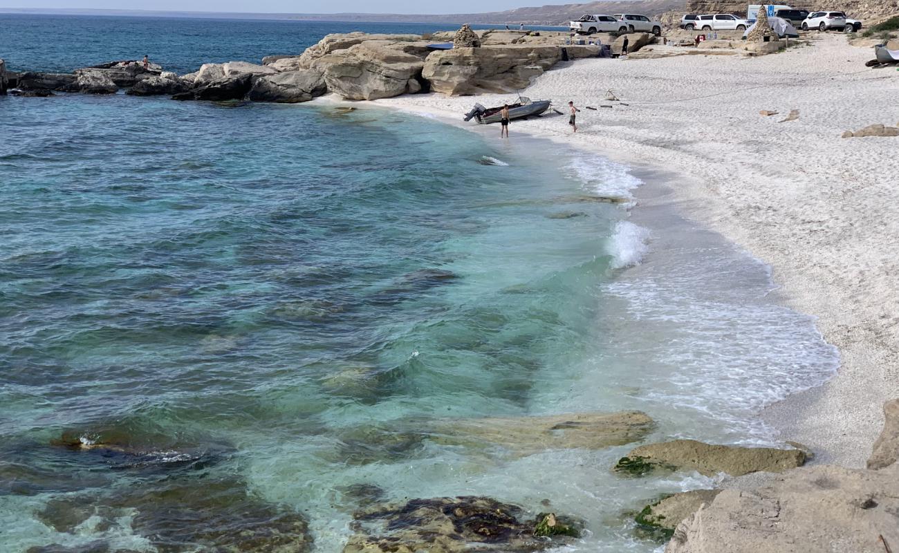 Foto af Shell Beach med hvidt sand overflade