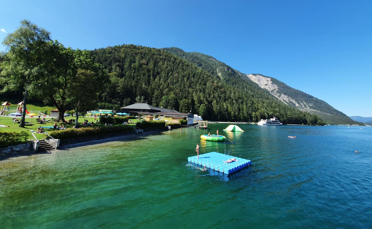 Foto af Pertisau Strand med grå sten overflade