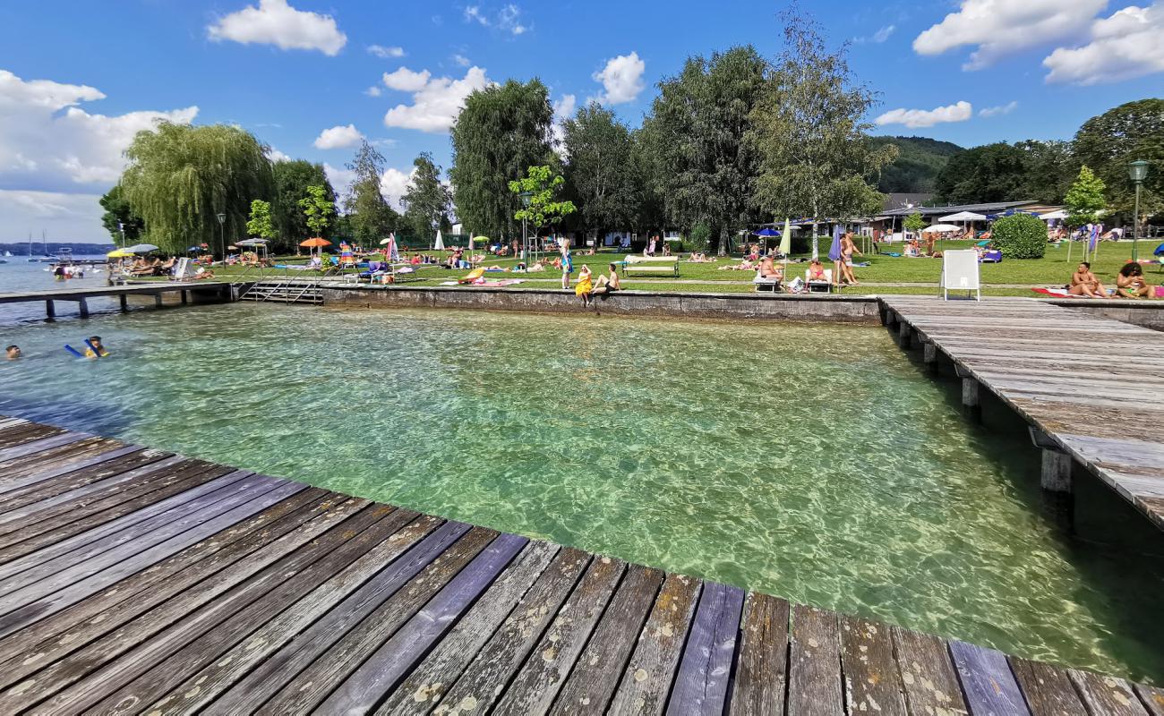 Foto af Strandbad Weyregg med græs overflade