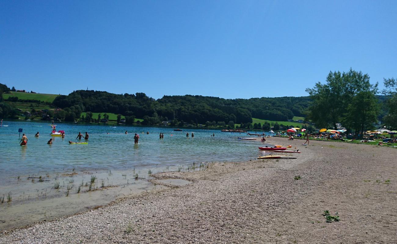 Foto af Strandbad Mattsee med græs overflade