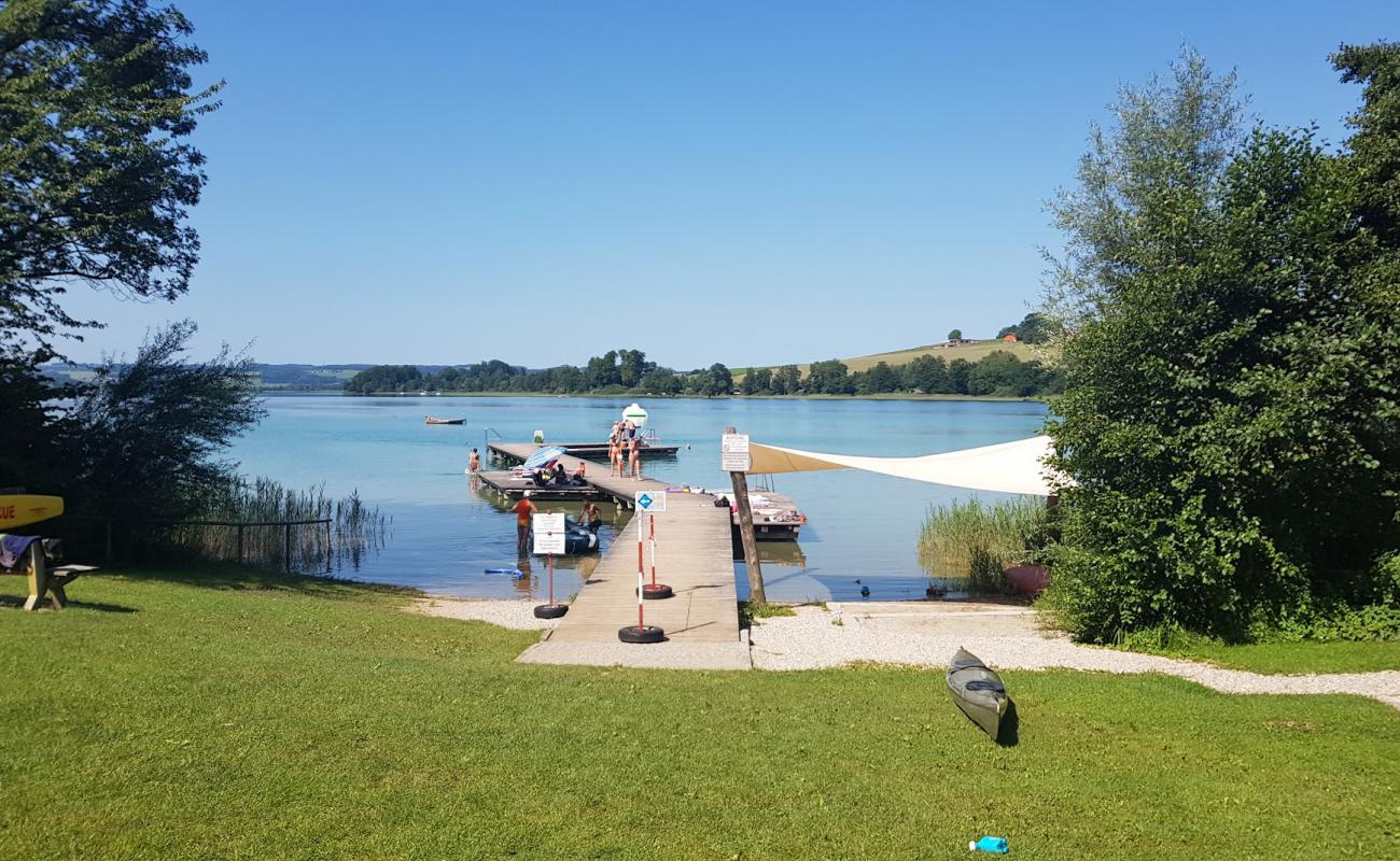 Foto af Strandbad Gebertsham med græs overflade