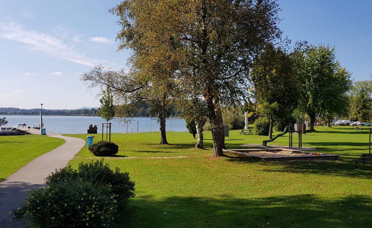 Foto af Wallersee Strand med græs overflade