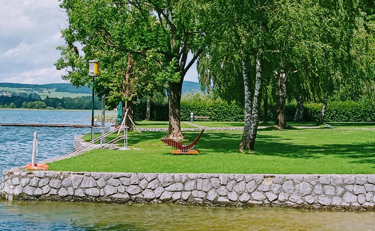 Foto af Strandbad Henndorf med græs overflade