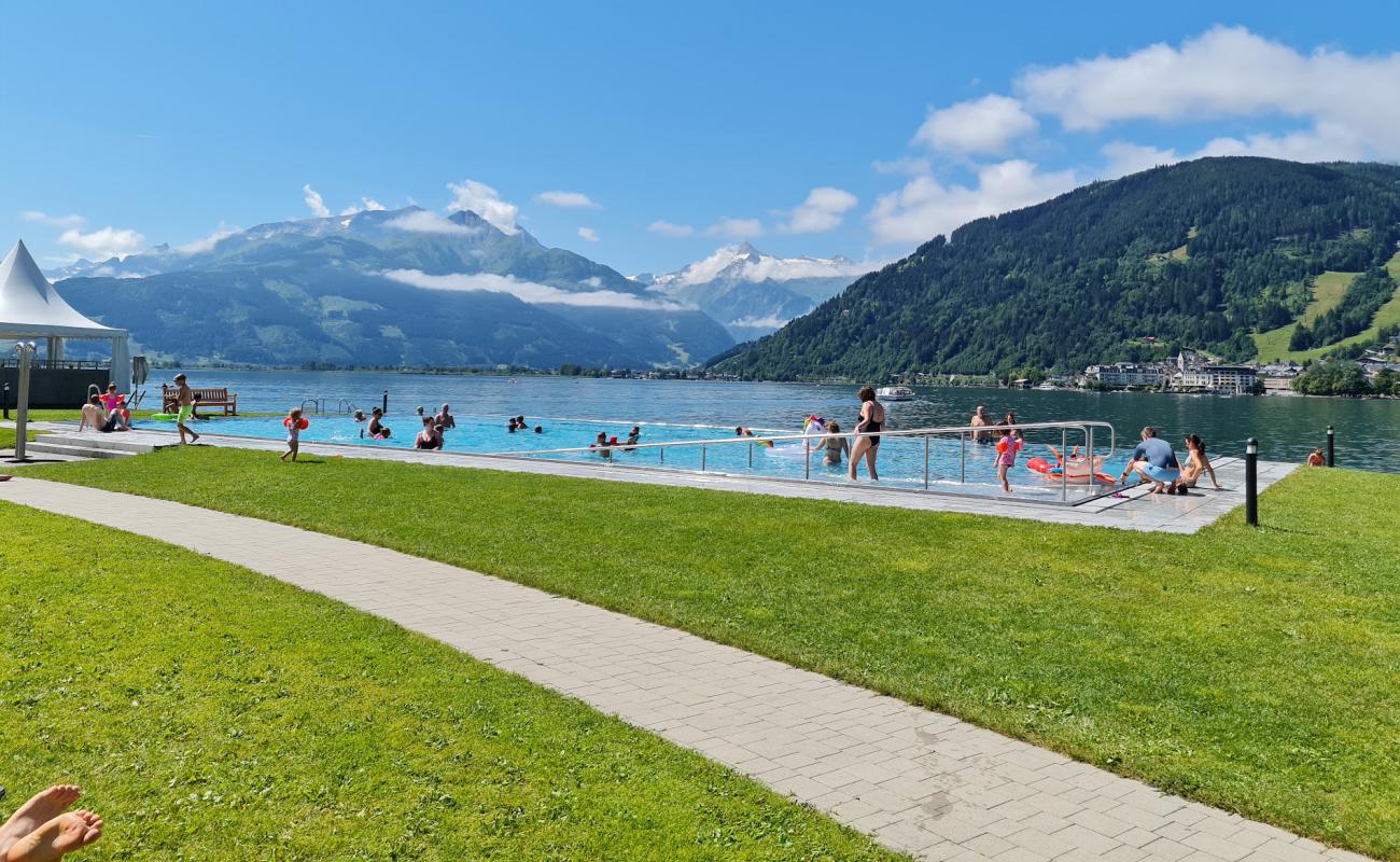 Foto af Strandbad Thumersbach med græs overflade