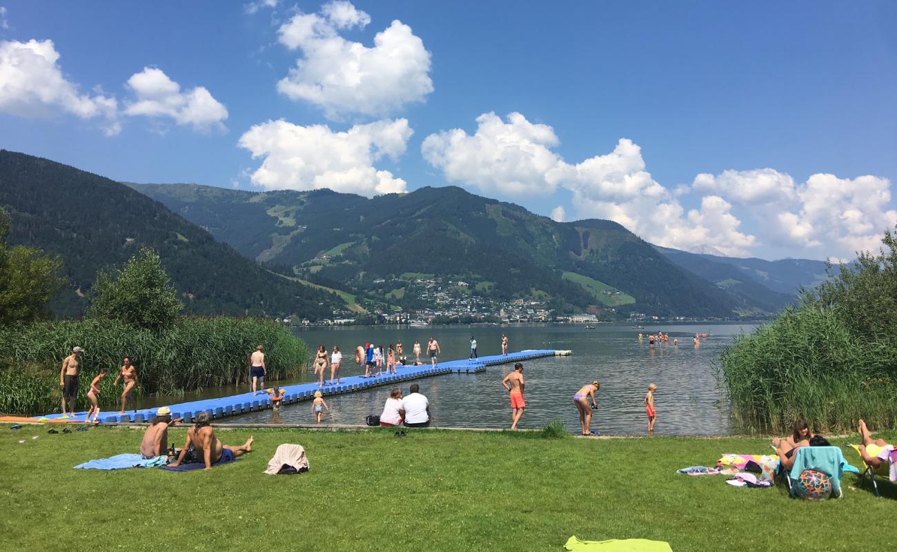 Foto af Strandbad Erlberg med græs overflade