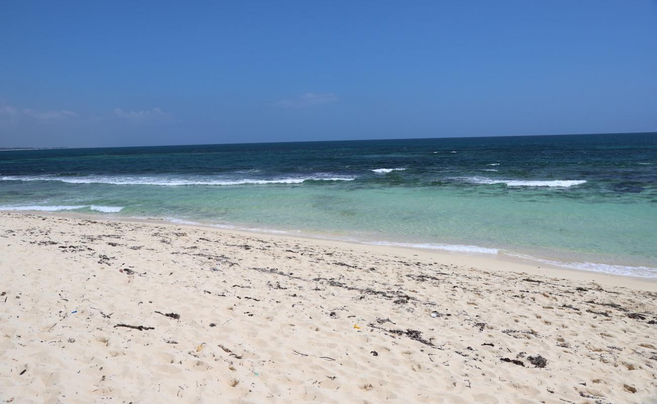 Foto af Takaungu Beach med lys fint sand overflade