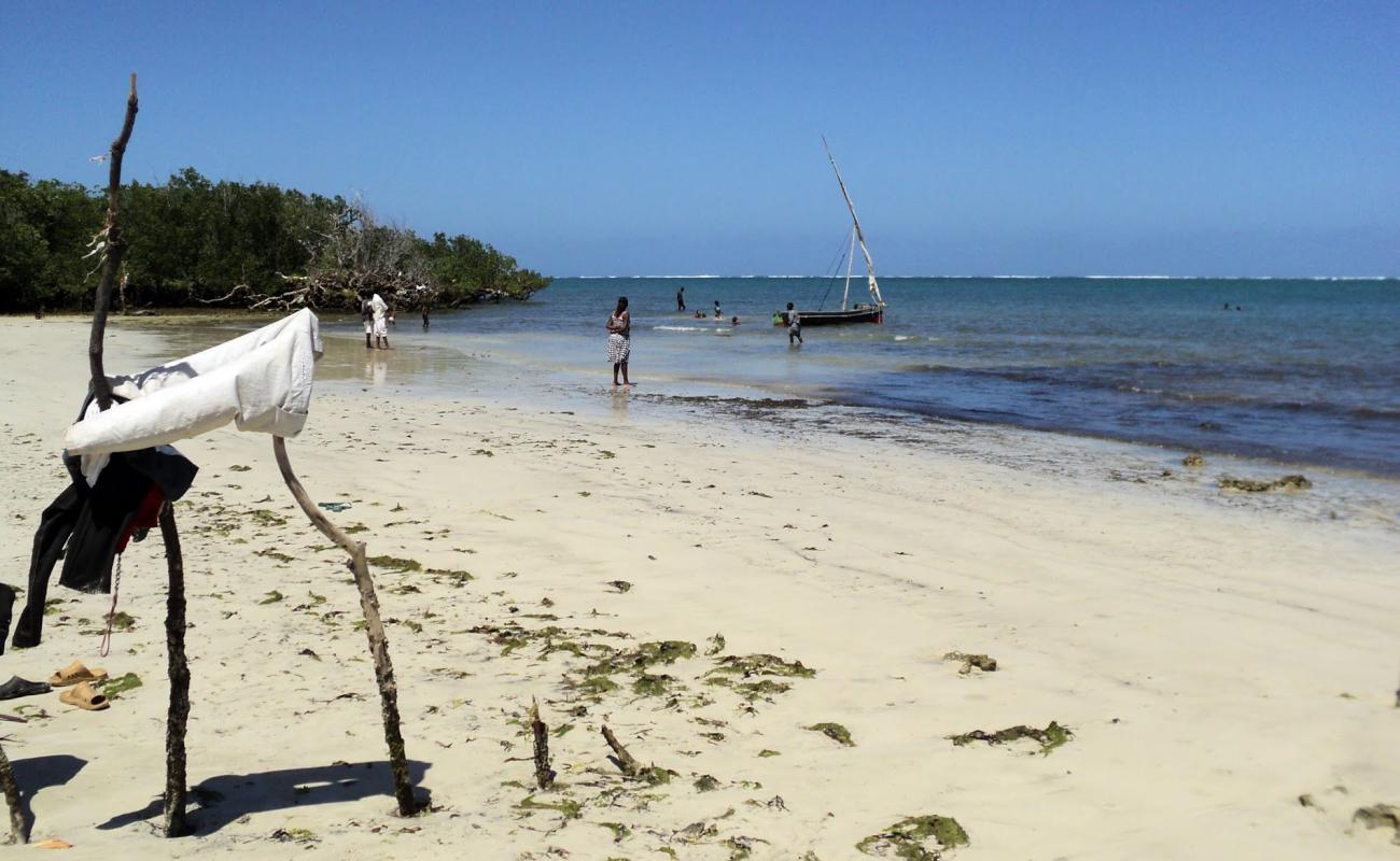 Foto af Maweni Beach med gråt fint sand overflade