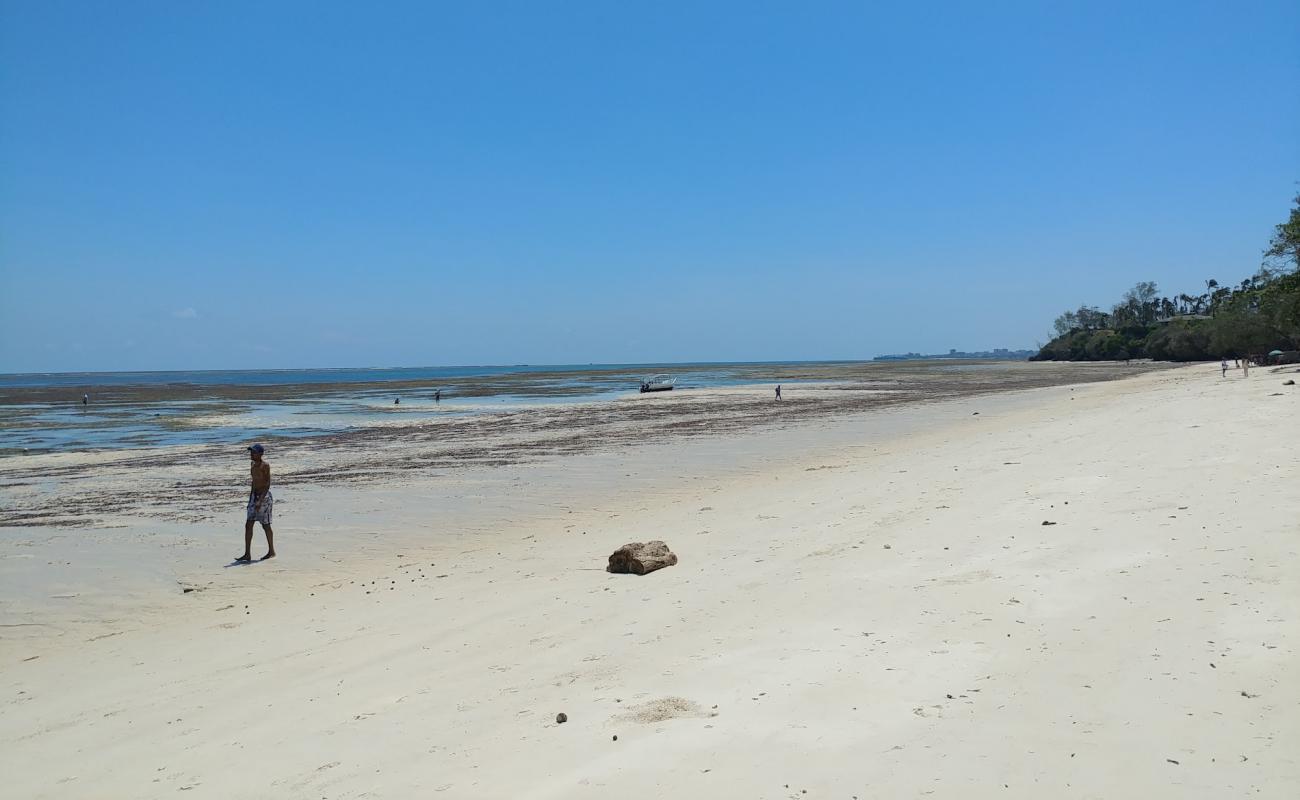 Foto af Jomo Kenyatta Beach med hvidt fint sand overflade