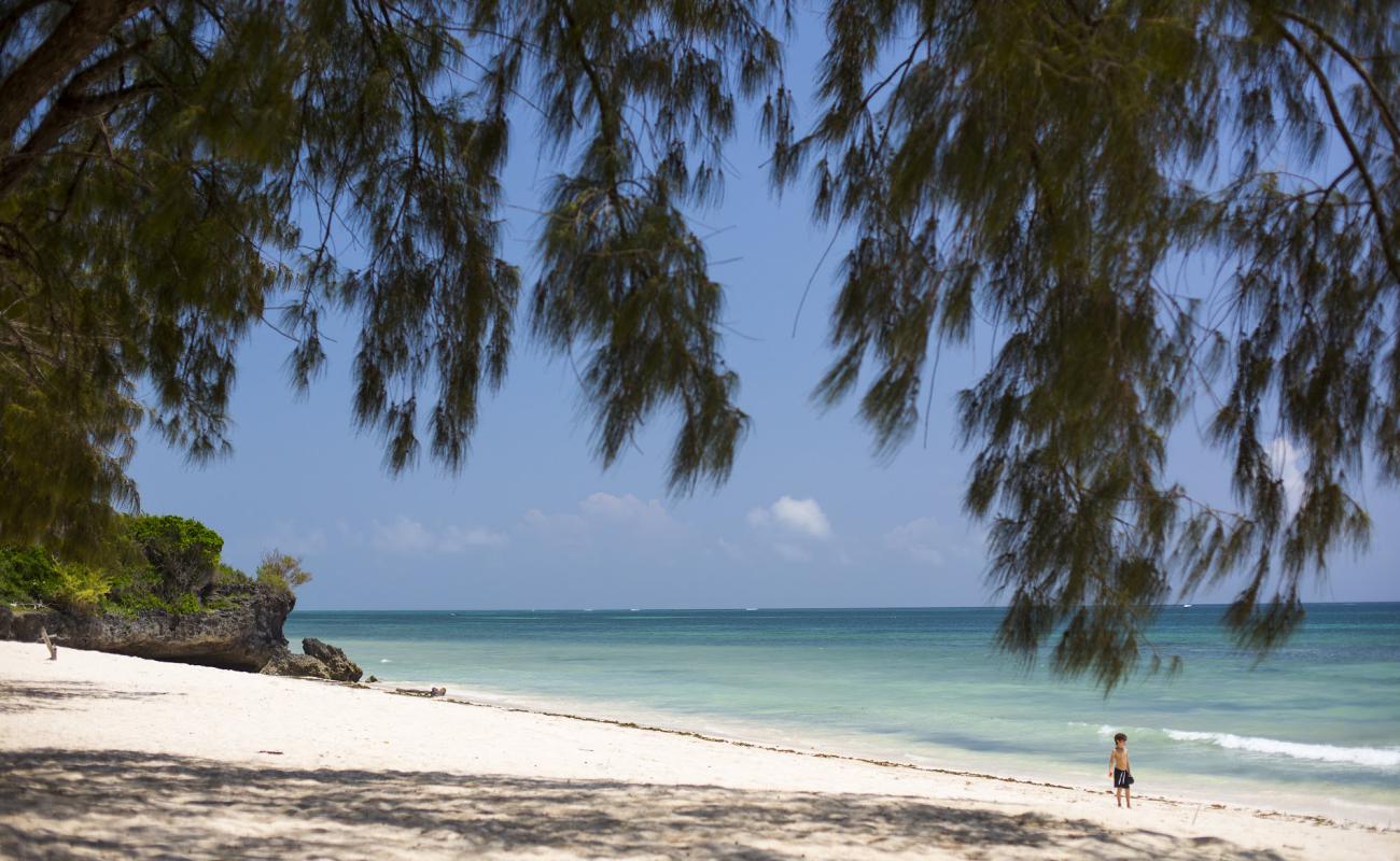 Foto af Kinondo Shwari Beach med lys sand overflade