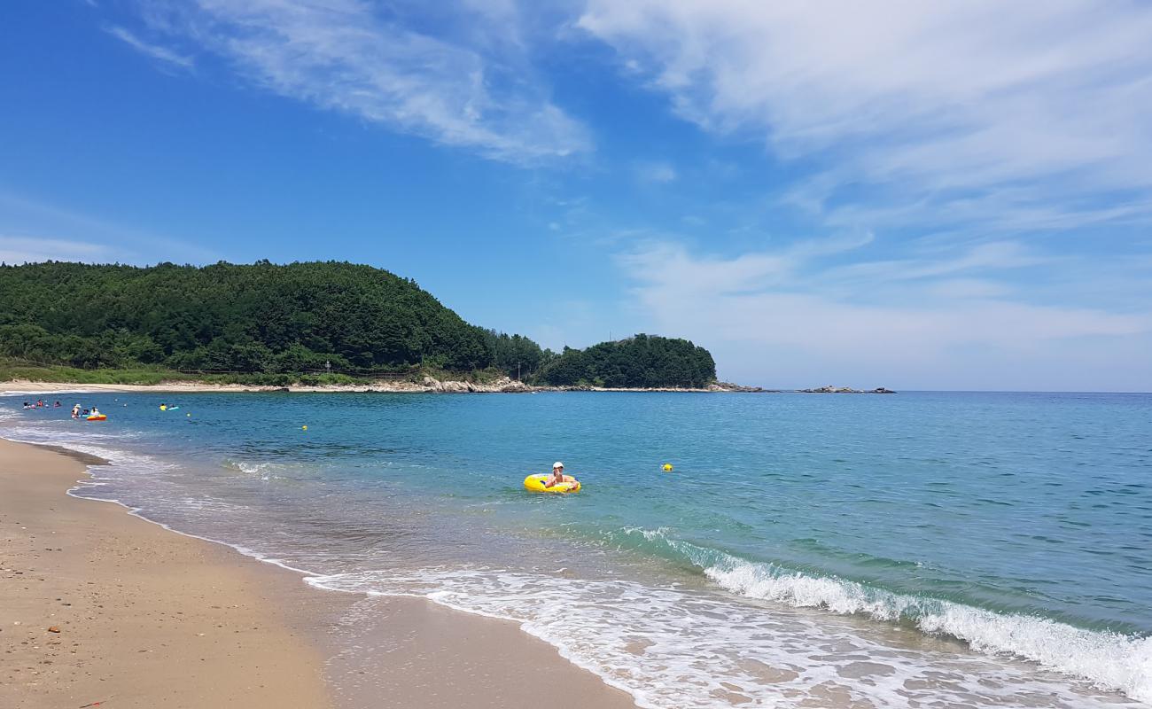 Foto af Myeongpa Beach med lys sand overflade