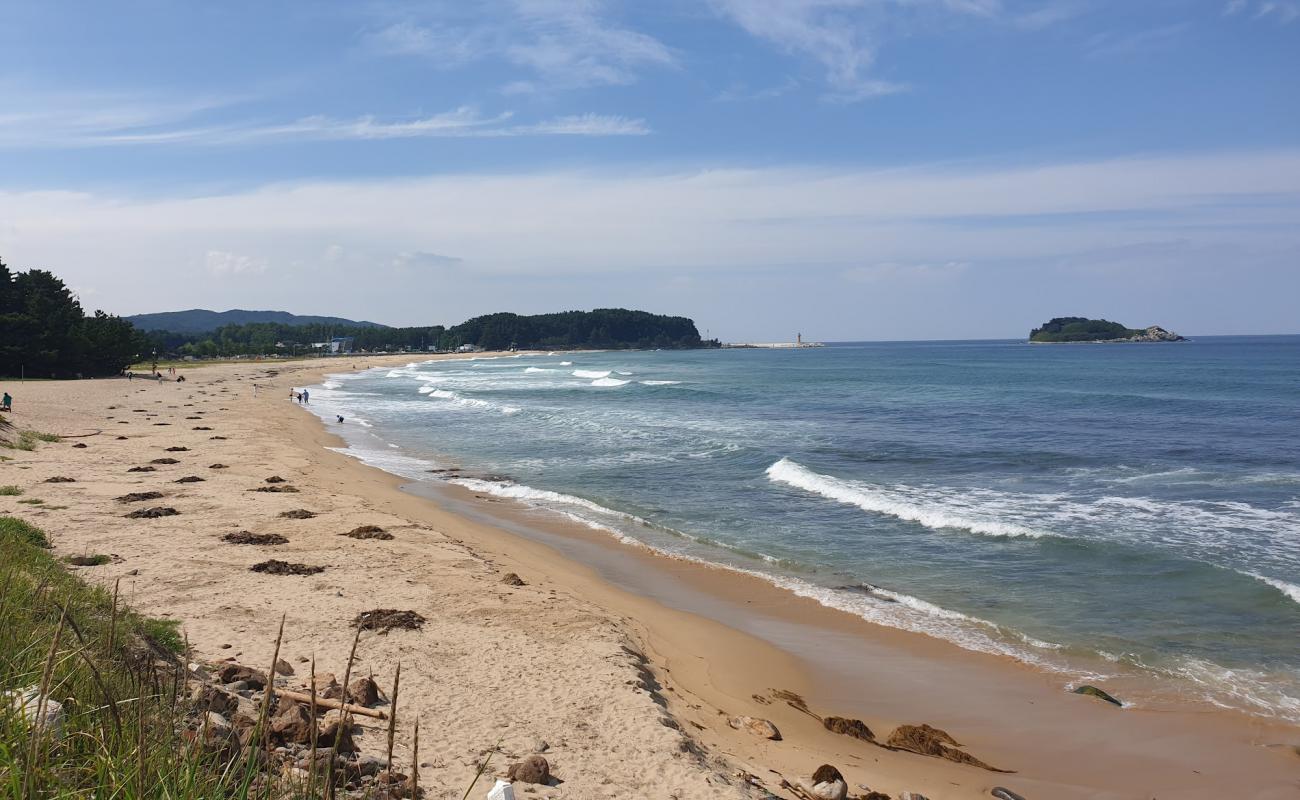 Foto af Hwajinpo Beach med lys sand overflade