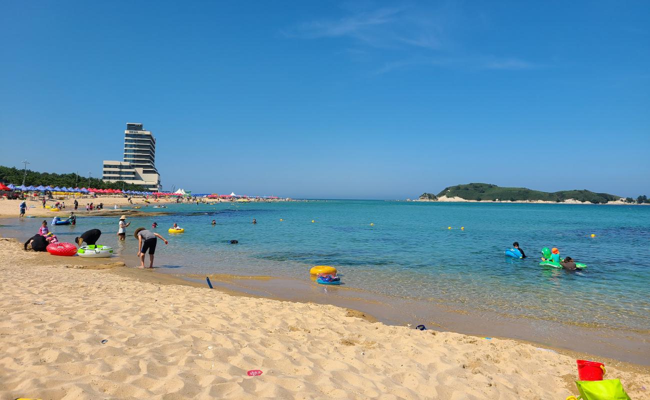 Foto af Songjiho Beach med lys sand overflade