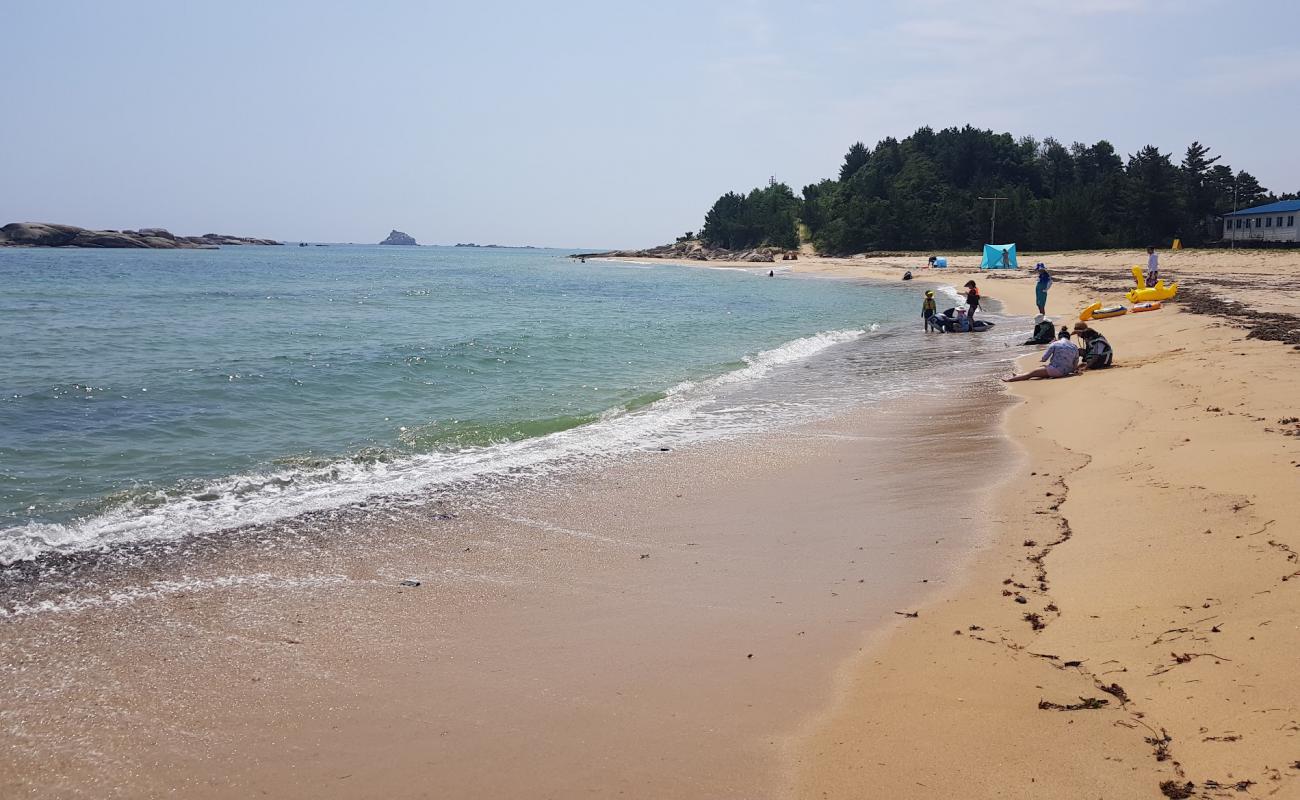 Foto af Bongsudae Beach med lys sand overflade