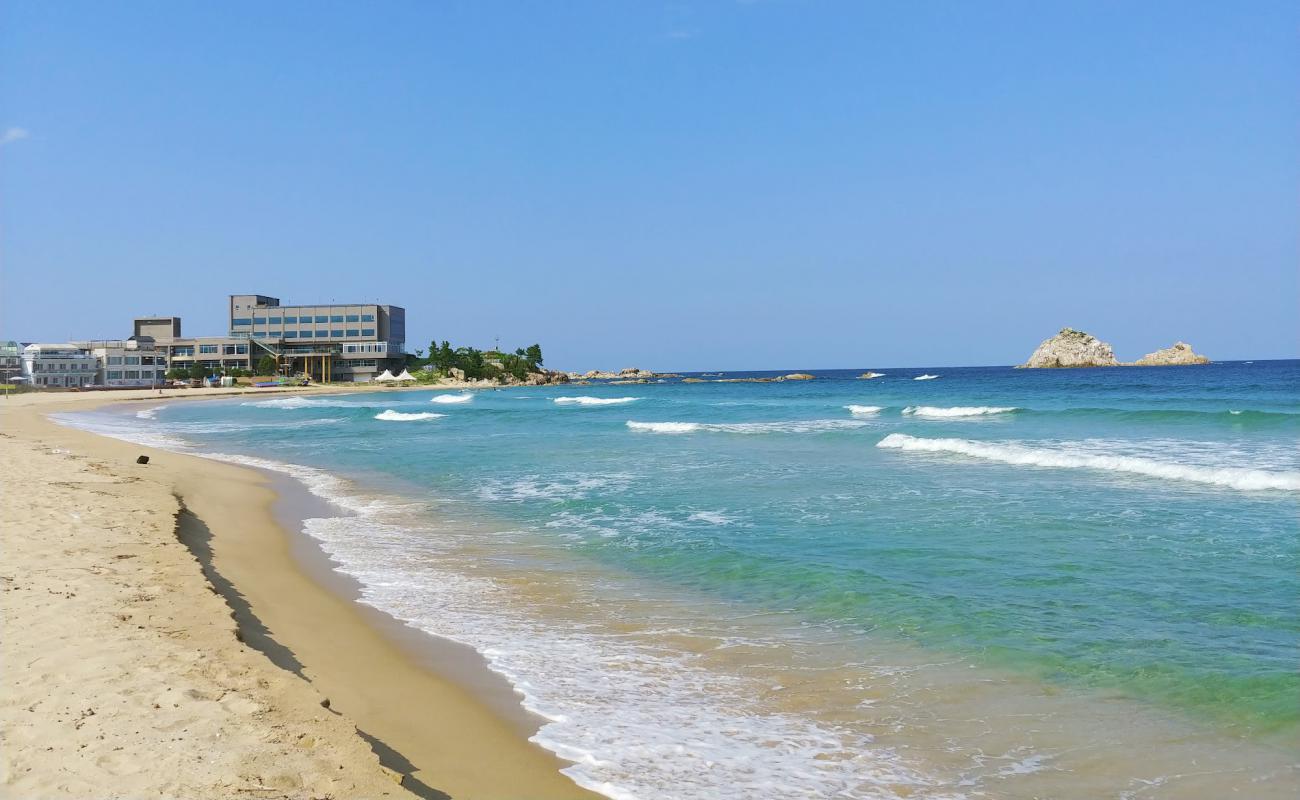 Foto af Jajakdo Beach med lys sand overflade