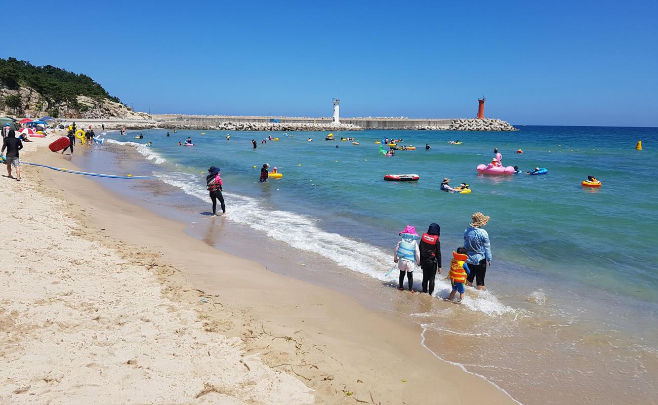 Foto af Baekdo Beach med lys sand overflade