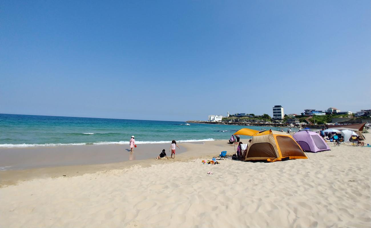 Foto af Ayajin Beach med lys sand overflade