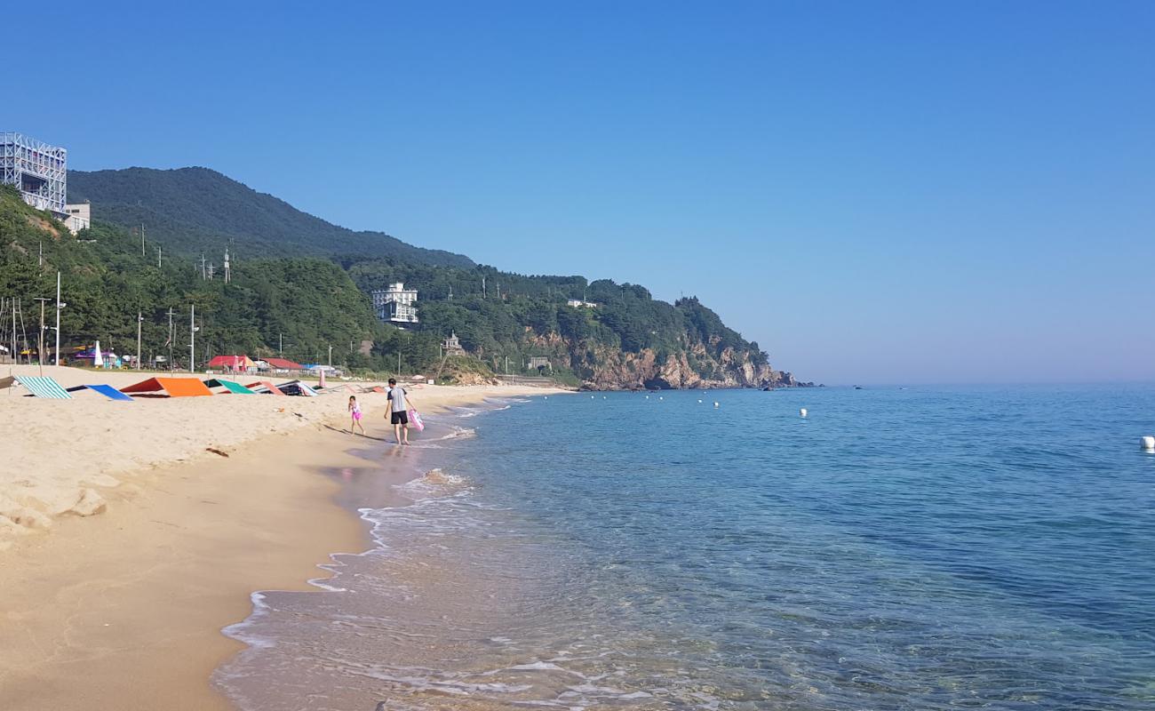 Foto af Deungmyeong Beach med lys sand overflade